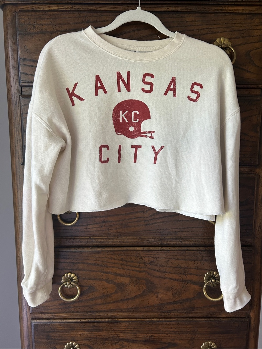 Kansas City Chiefs Cropped Crewneck Sweatshirt - Cream with Red Graphics, Size M